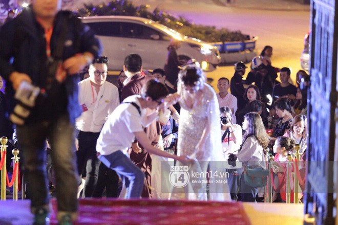 Diện váy áo rườm rà, Midu bối rối vì vấp ngã tại thảm đỏ Cánh diều 2017